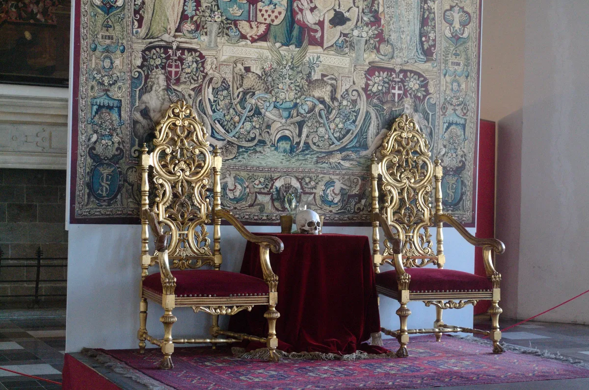 Королівські трони під гобеленом