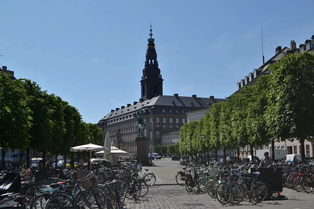 Площа Højbro Plads і вежа Крістіансборга