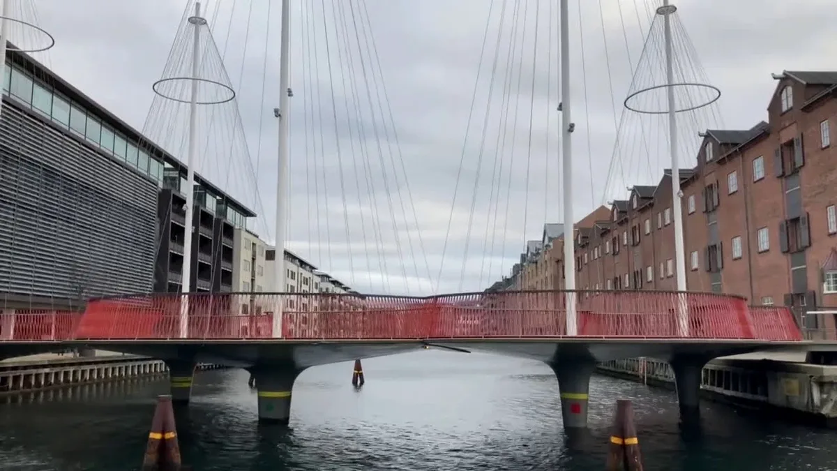Міст Cirkelbroen з води